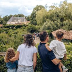 Une famille regardant la vue du Labyrinthe des Animaux