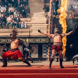 Les gladiateurs du spectacle "Le Signe du Triomphe" entrent dans l'arène gallo-romaine