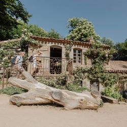 Des visiteurs entrent chez un artisan du village Chasseloup.