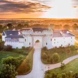 L'extérieur de l'hôtel "La Citadelle" du Puy du Fou.