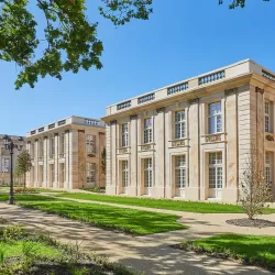 L'extérieur de l'hôtel "Le Grand Siècle" du Puy du Fou.