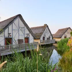 Les huttes de l'hôtel "Les Iles de Clovis" sur pilotis