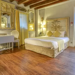 La suite "La Salle des Miroirs" de l'hôtel "Le Logis de Lescure".