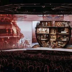 La tribune du spectacle "Le Dernier Panache" dévoile la coque d'un bateau ouvert