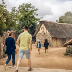 Une famille entre dans le hameau Saint-Philbert-le-Vieil.