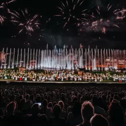 Le final du spectacle "Les Noces de Feu" accompagné par des feux d'artifices et l'orgue dans l'eau.