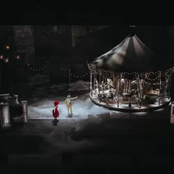 Garance et Mimoza découvrent le manège d'enfance de Mimoza dans le spectacle "Le Mime et l'Etoile"