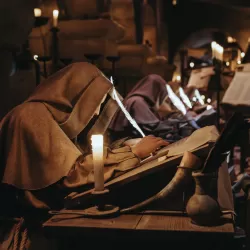 La déambulation dans le spectacle immersif "Le Premier Royaume" en passant par la première pièce : le scriptorium du sanctuaire du roi Childéric.