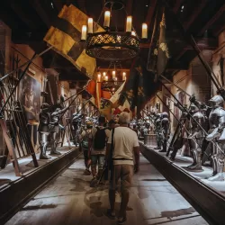 Les visiteurs déambulent dans la salle des armures du spectacle immersif "La Renaissance du Château"