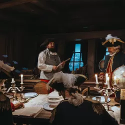 Les marins et les scientifiques du spectacle "Le Mystère de la Pérouse" réunis dans une cabine du bateau "La Boussole".