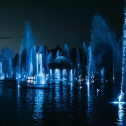 Le décor du spectacle "Les Noces de Feu" sur l'étang composée d'immenses jets d'eau.