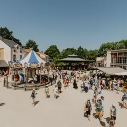 Le village du Bourg Berard au cœur de "La Belle-Epoque" avec ses boutiques et son caroussel.
