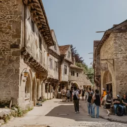 Le village Font-Rognou,une cité animée au cœur du Moyen-Age.
