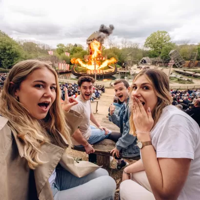 Groupe d'étudiants devant le drakkar des Vikings
